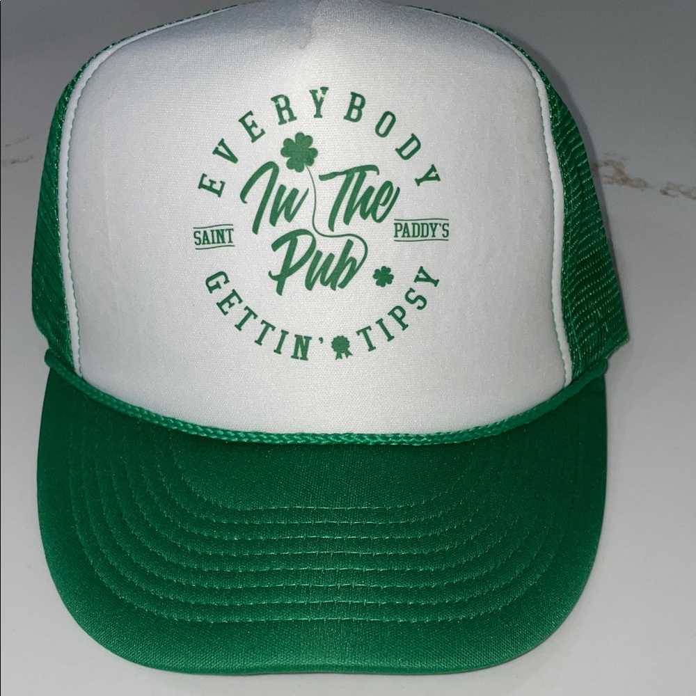 🍀🍀Everybody in the Pub Gettin Tipsy Green and White Trucker Hat